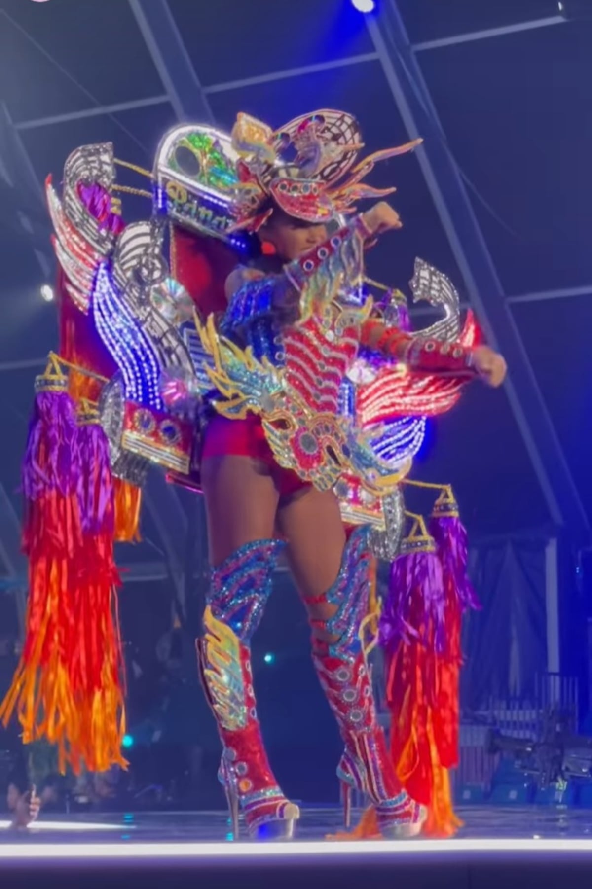 Traje nacional de la Señorita Panamá inspirado en el icónico diablo rojo