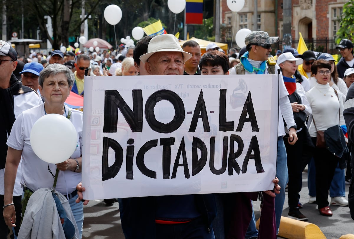 En la multitudinaria ‘Marcha del silencio’, los colombianos gritaron contra la violencia