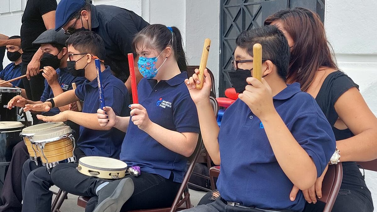Tremendos artistas.  Niños y jóvenes con programas inclusivos de MiCultura alegran el Casco Antiguo