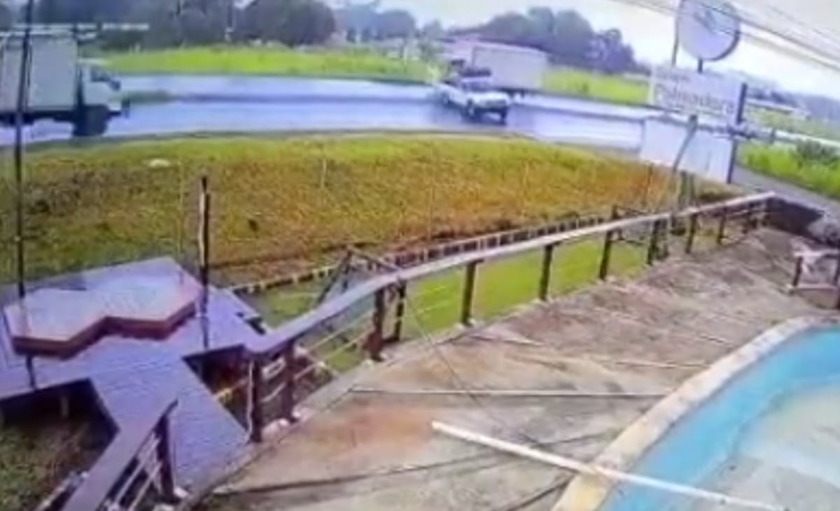 Otro aparatoso accidente en Chame. Un camión saca a un pickup de la vía y otro lo remata. El hecho fue captado en video. Impactante