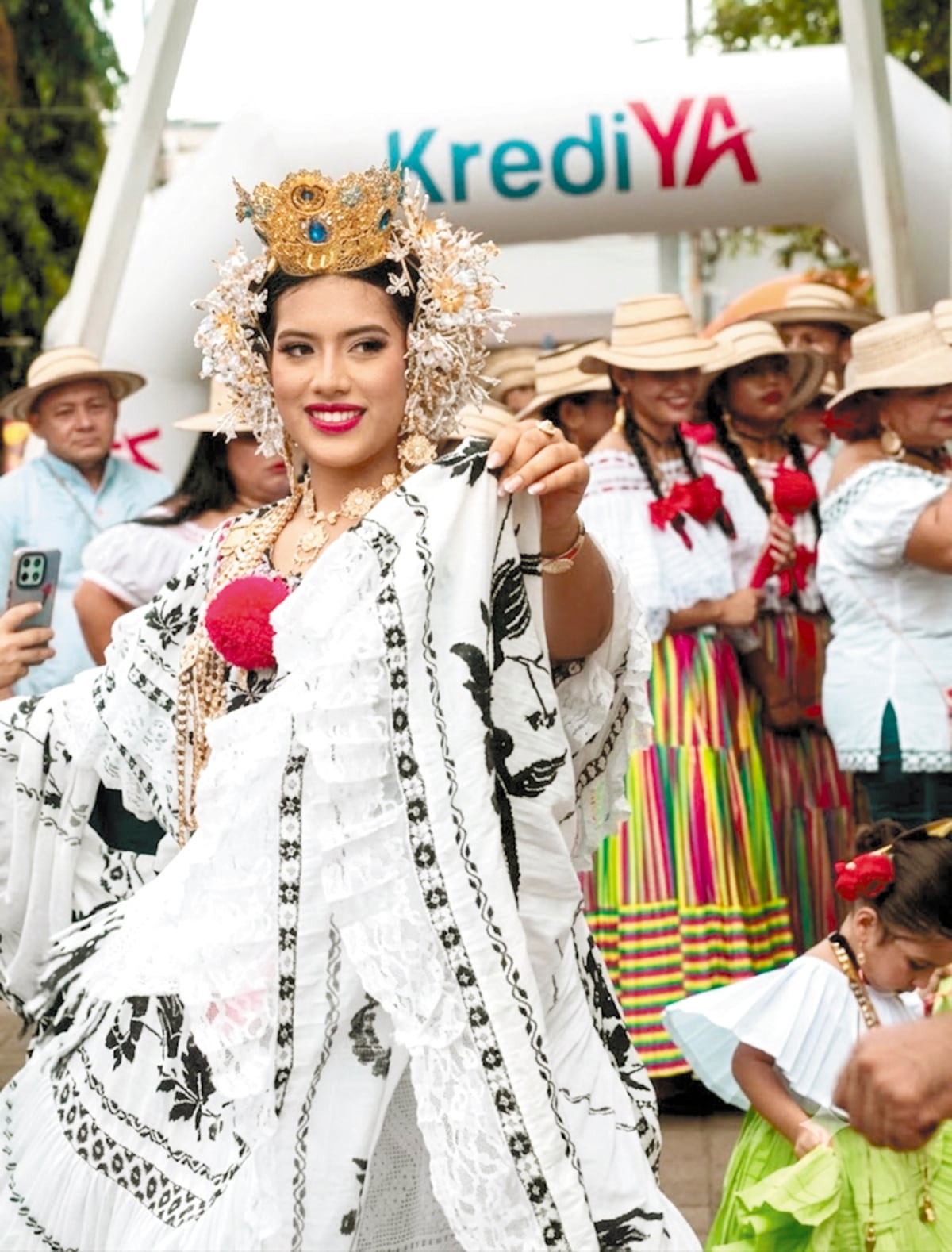 Polleras y colorida tradición se toman las calles de Bugaba
