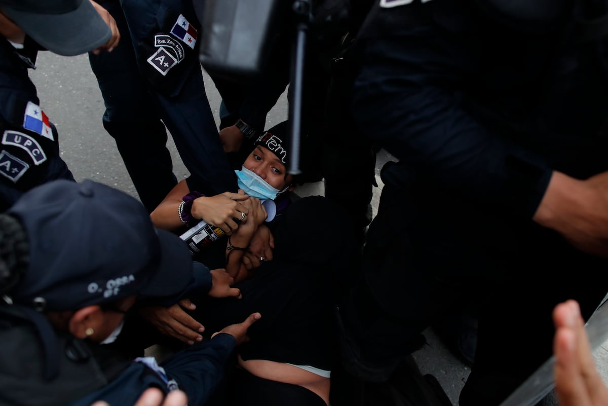 Abogadas feministas denuncian abuso policial y judicial en protesta en Panamá