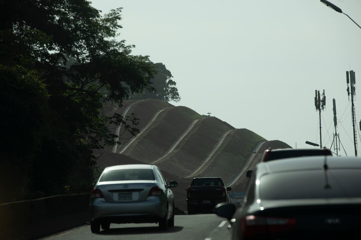 Hay inversión de carriles. Se registra gran movimiento vehicular por la reapertura de nuevas actividades económicas