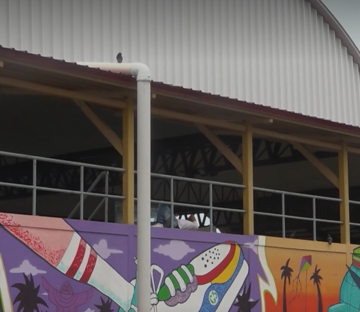 Migrantes varados duermen en la cancha del Paseo Marino de Colón