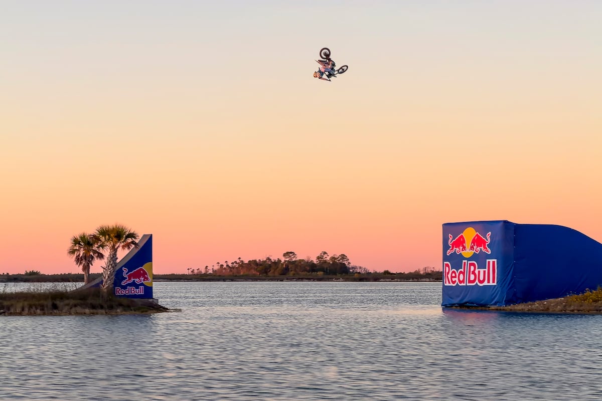 El loco cruce de Tyler Bereman: Se puso a saltar entre islas sobre un lago
