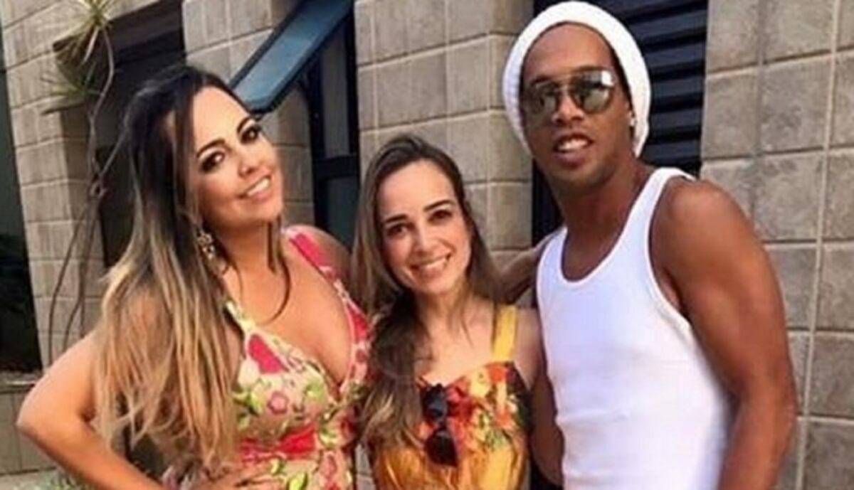 La última locura de Ronaldinho. Quiere casarse con sus dos novias