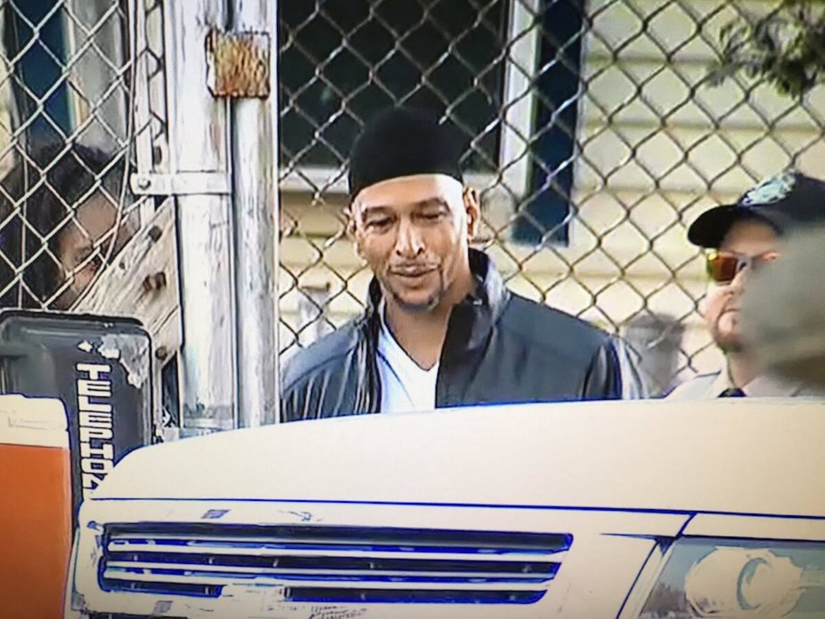 Tras pagar condena de 18 años liberan a exjugador de la NFL por matar a su novia