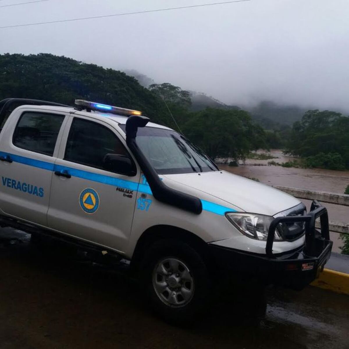Como chocolante caliente quedaron las aguas del río