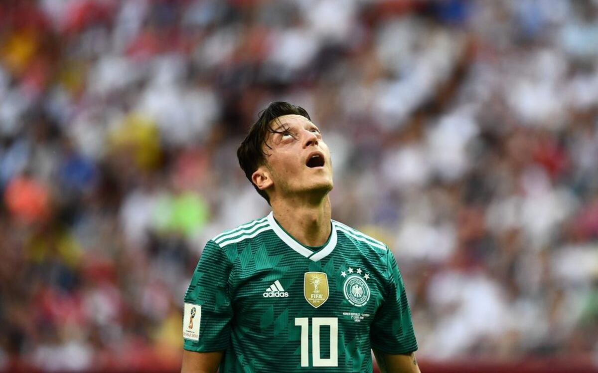 Lo que usted no vio: La discusión de Özil con aficionados alemanes