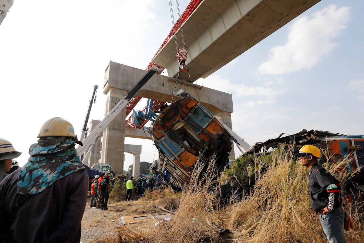Grúa cae sobre tren de pasajeros y deja al menos 32 muertos en Tailandia