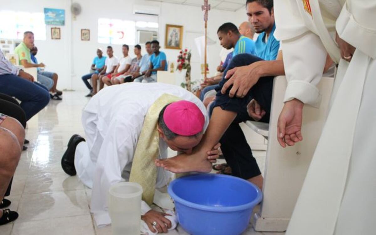 Monseñor Ulloa lava los pies de los privados de libertad en El Renacer