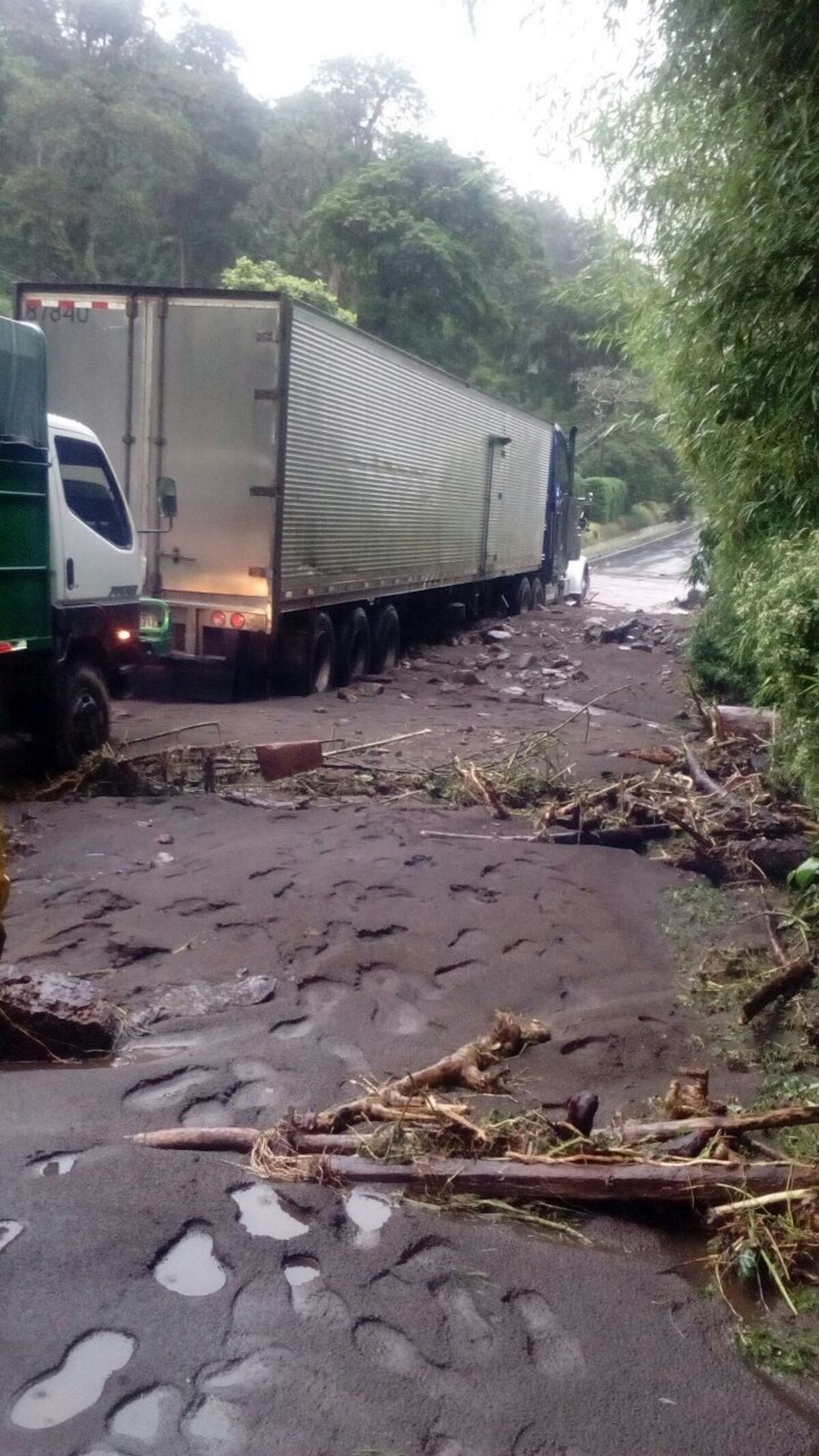 INESPERADO. Alud de tierra obliga a que mujer dé a luz en el Hotel Bambito