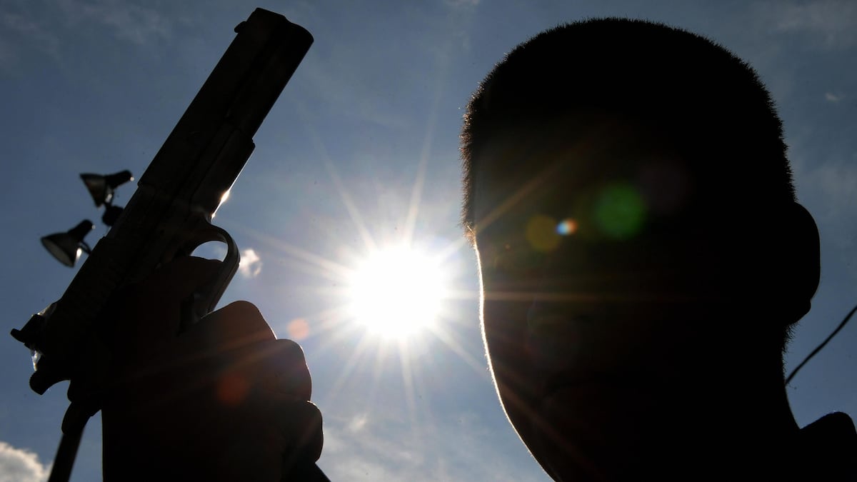 Lo sorprendieron en las gradas: lo acribillan mientras usaba su celular