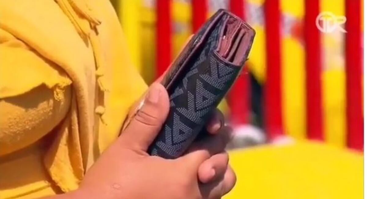 Taxista le devuelve cartera a pasajera con toda su quincena