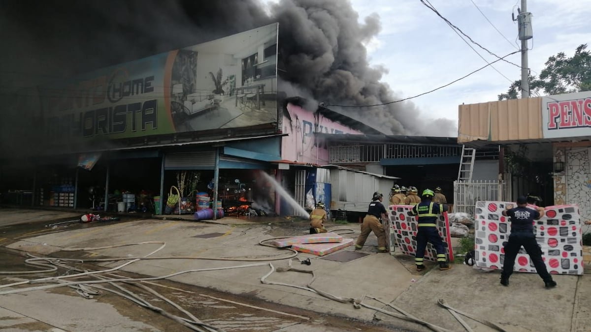 Se incendia almacén Punto Mayorista en Santiago de Veraguas