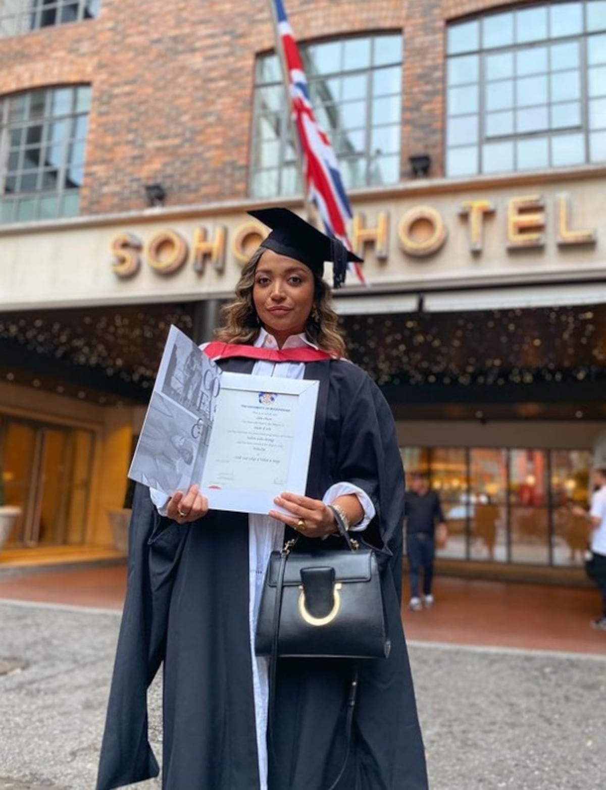 Expresentadora de Jelou se gradúa de moda en Londres luego de ganarse una beca 