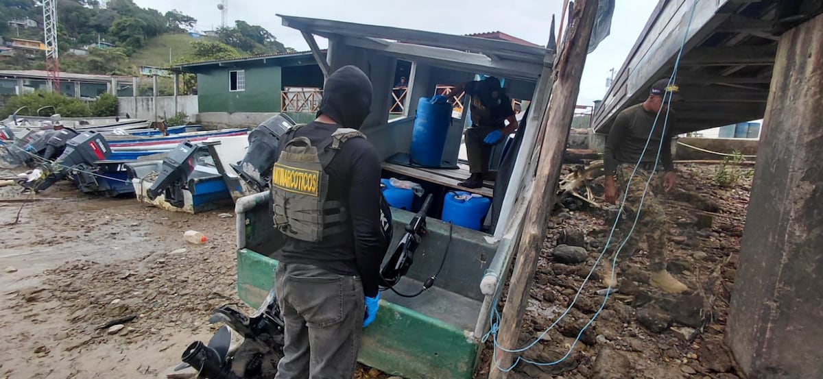 VIDEOS | ¡Los pillaron en el agua! Hallan 324 paquetes ocultos en doble fondo de una lancha en Darién