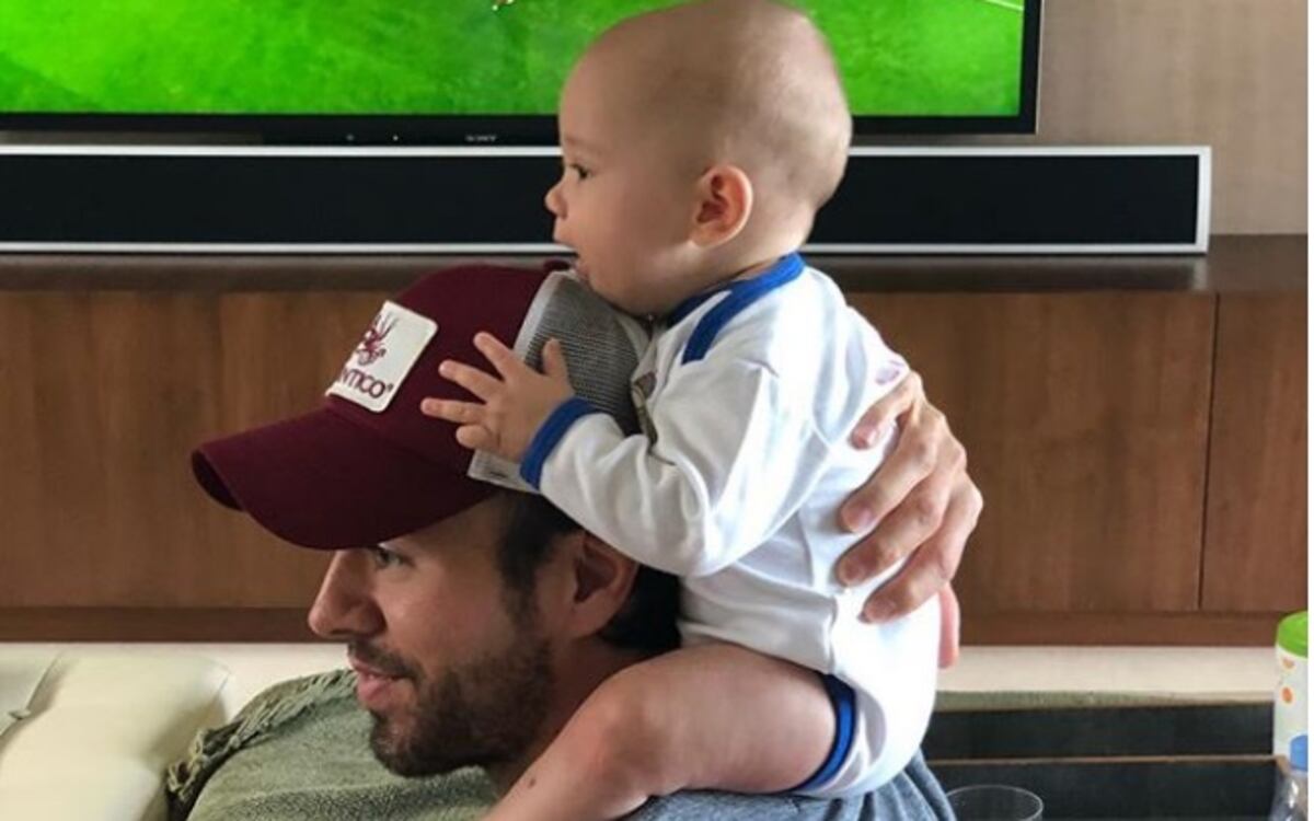 Enrique Iglesias protagoniza un tierno video con uno de sus mellos en la piscina