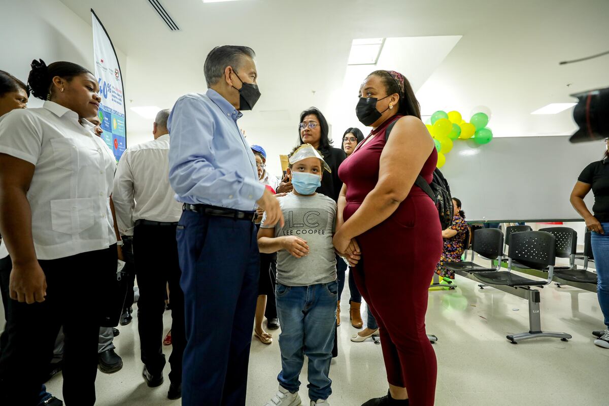 Presidente entrega los centros de salud de Las Mañanitas y Caimitillo, equipados y con personal de salud