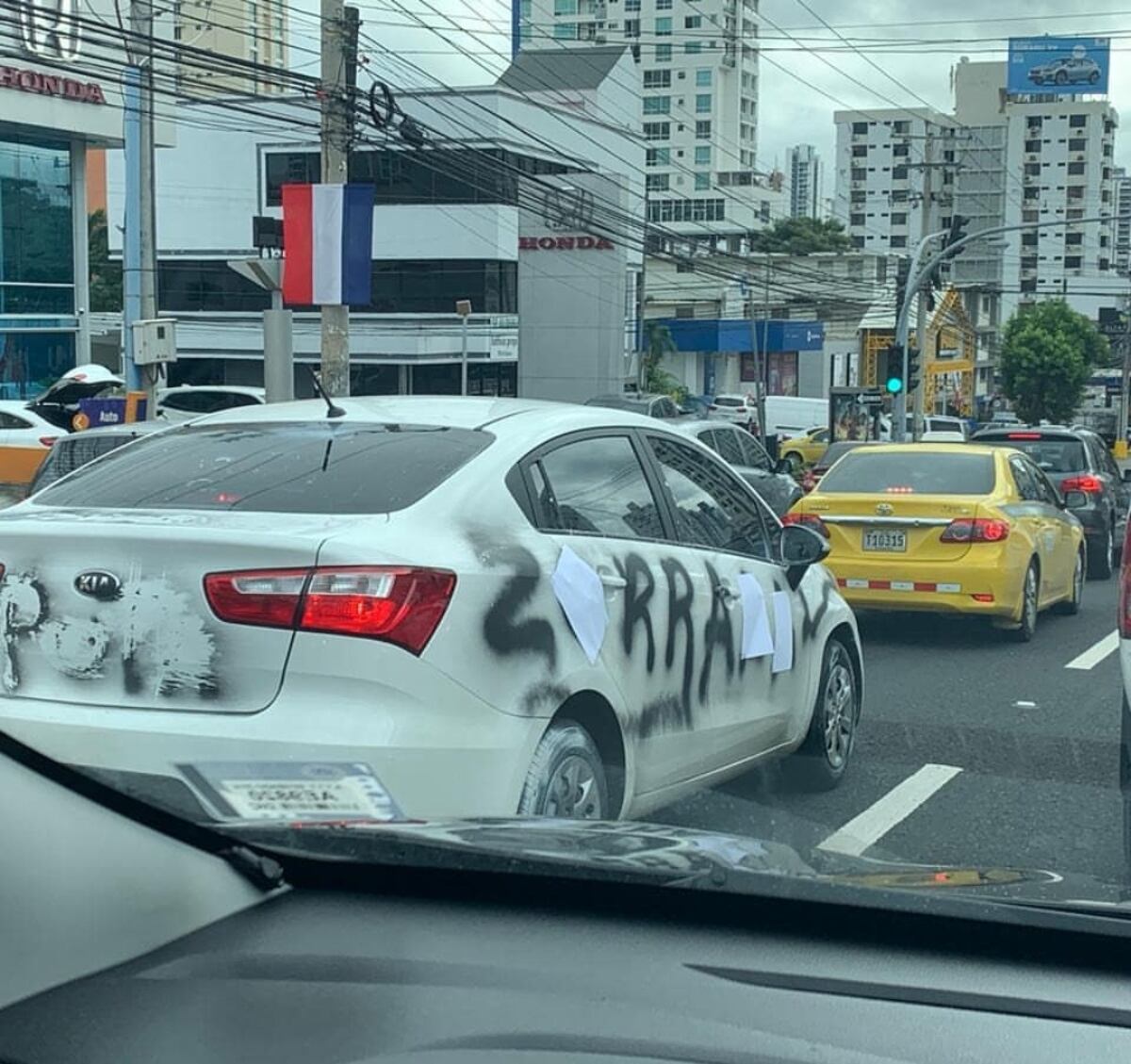 Se vuelve viral. Vandalizan carro de una venezolana en Panamá por presunta infidelidad