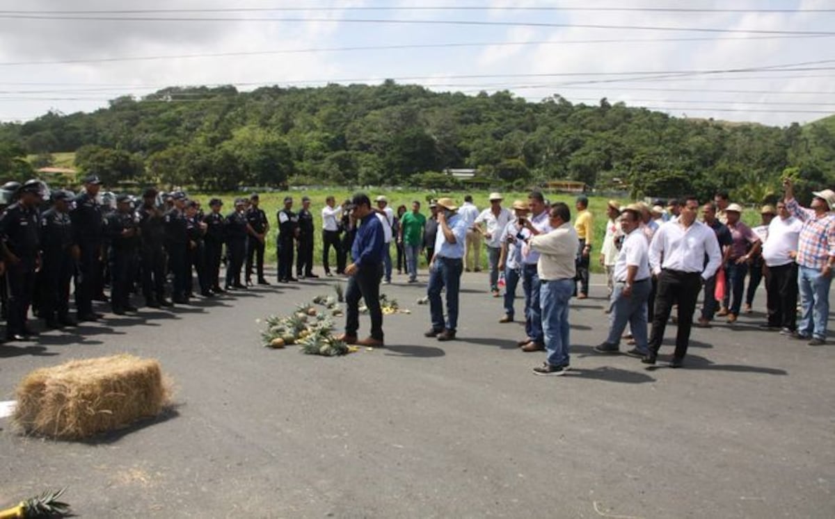 Se emberraca. Ministro de Seguridad hala orejas a productor.Varela los escuchará