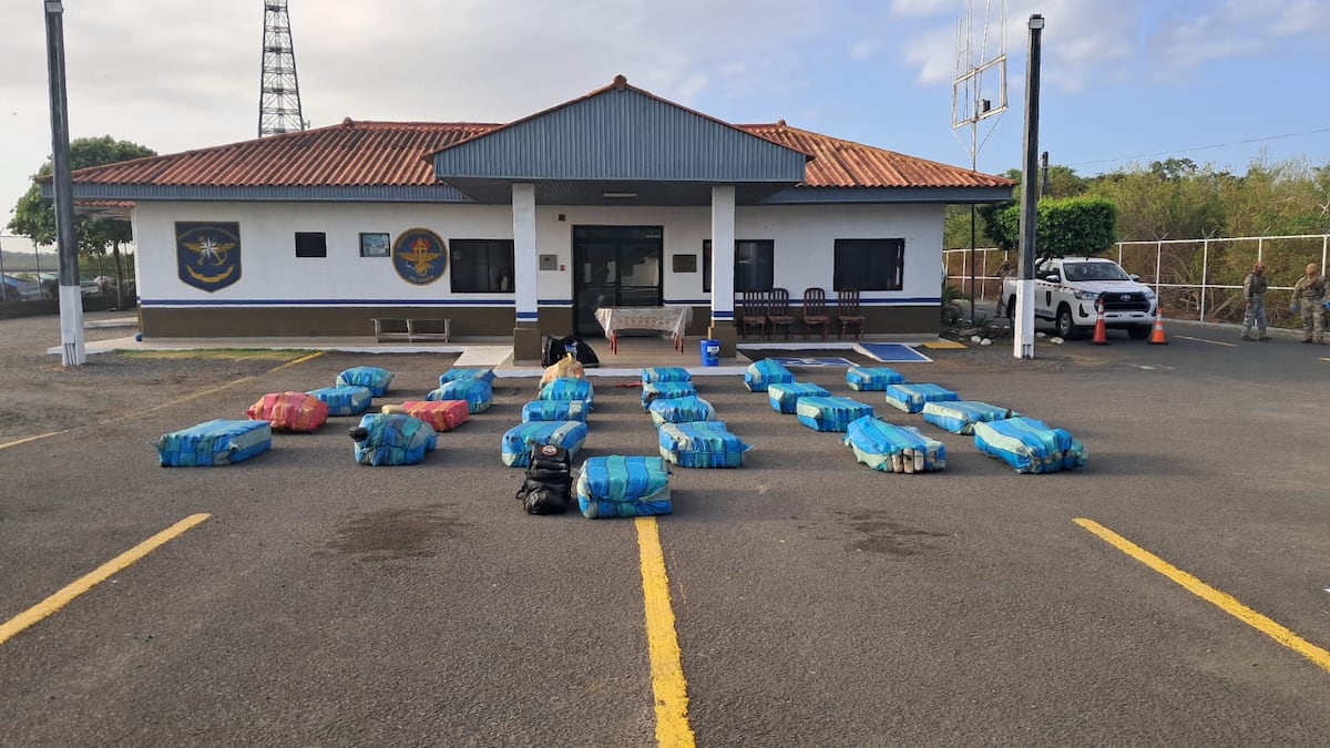 Frenan cargamento en alta mar: caen cinco con más de una tonelada