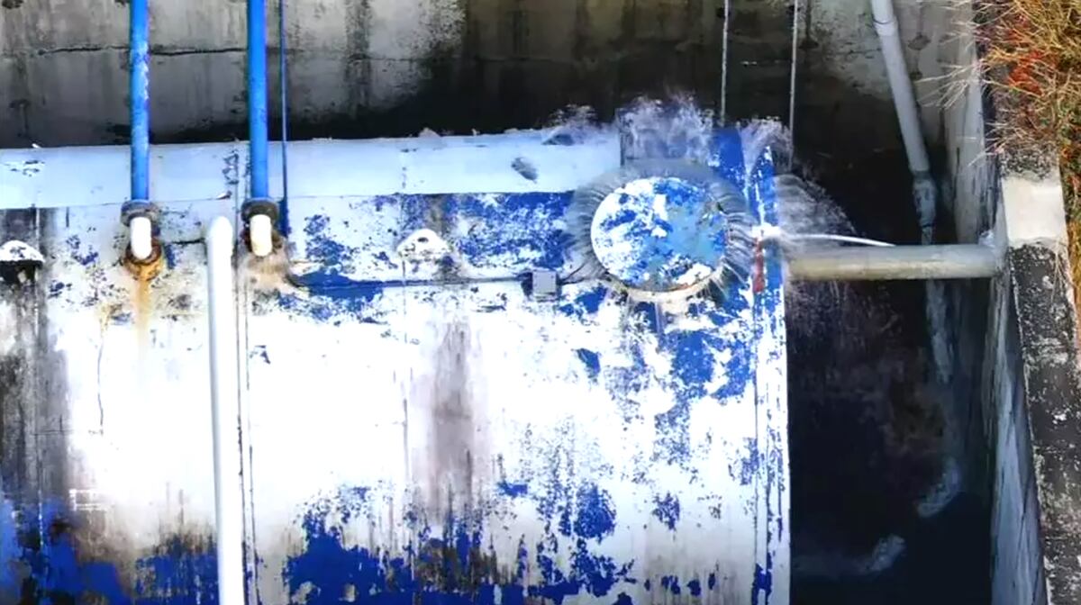 Tras protestas, se desborda tanque de agua por daño en la bomba en Los Jardines de Pacora