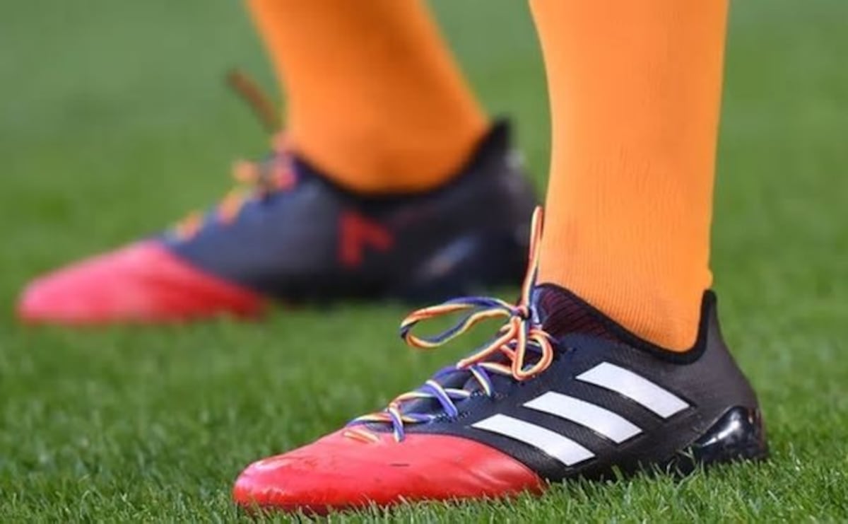 Futbolista casado entró a un hotel con una amante, pero el marido los descubrió