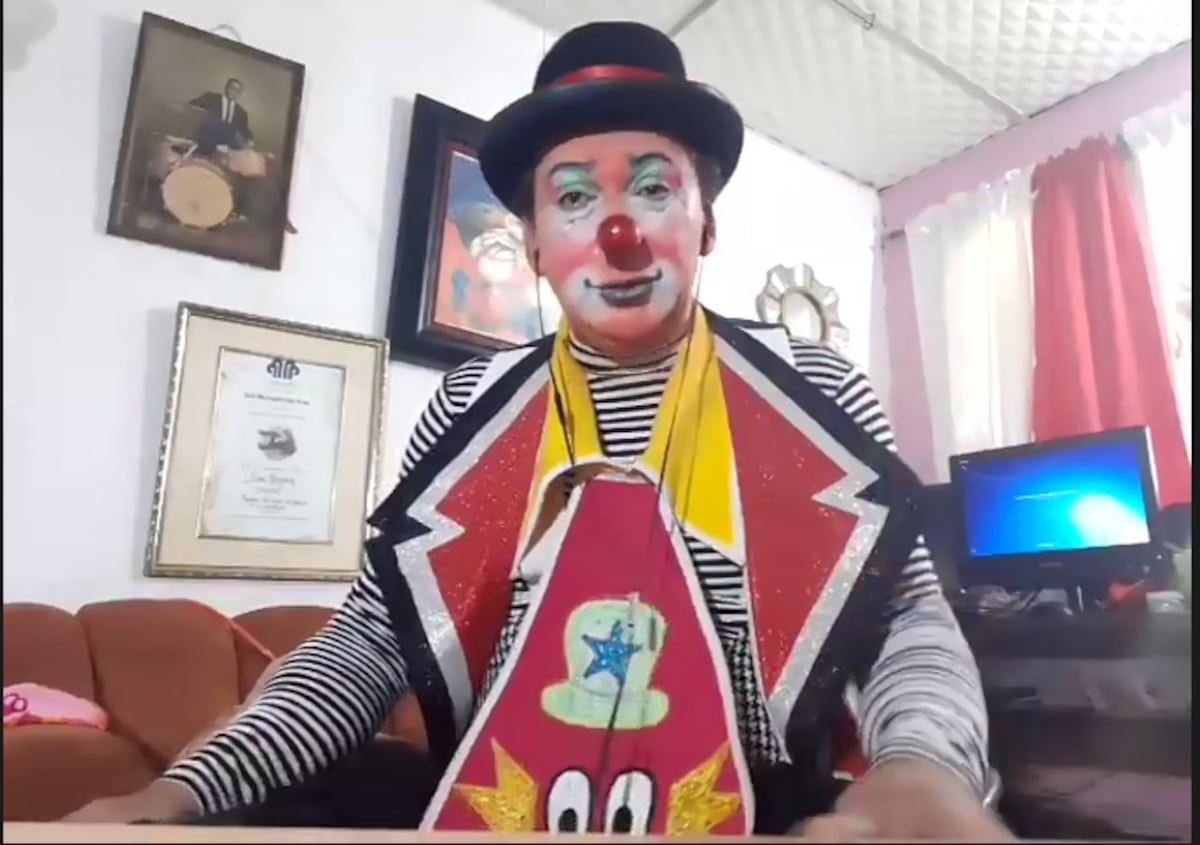 Tortón se pinta de payaso después del accidente. Será homenajeado en vida junto a Pepina en show virtual del Día del Niño