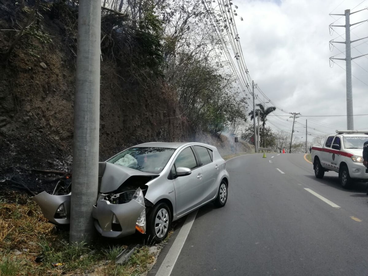 EN BRISAS. Se choca con un poste y causa incendio de masa vegetal