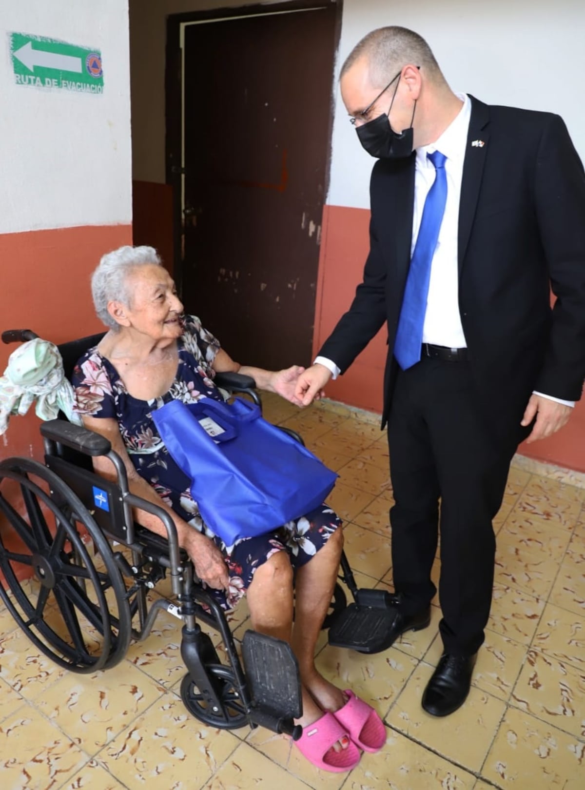 Residencia Los Años Dorados e Instituto Nacional de la Mujer reciben donación de kit de aseo