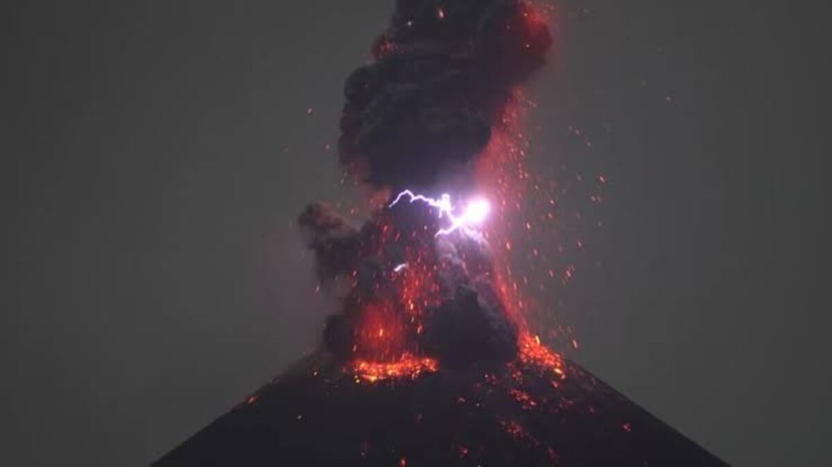 Volcán Anak Krakatau entra en erupción en Indonesia