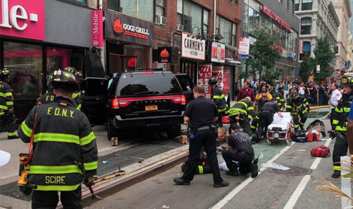 Extraño choque de auto contra tiendas en Nueva York deja 4 heridos