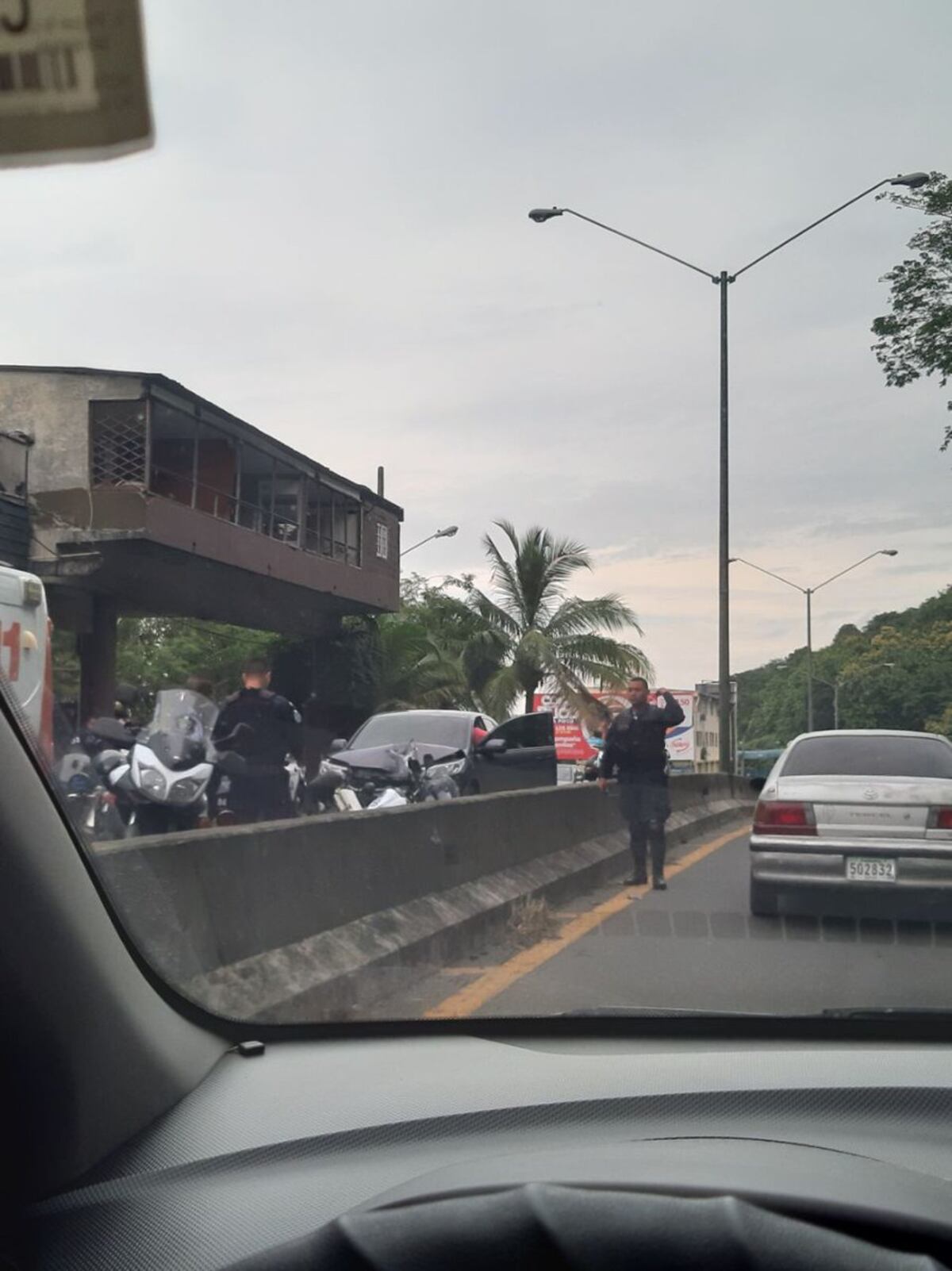 Atropellan a unidad de la Policía Nacional en el paño de inversión de carriles en la Avenida Los Mártires