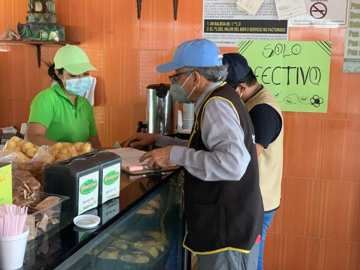 Autoridades de salud hallan locales de venta de comida con productos vencidos