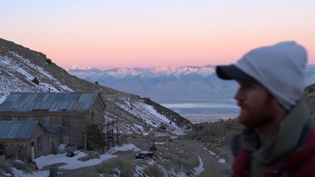 Un hombre se refugia del coronavirus en el ‘pueblo fantasma’ en el que gastó todos sus ahorros| Video