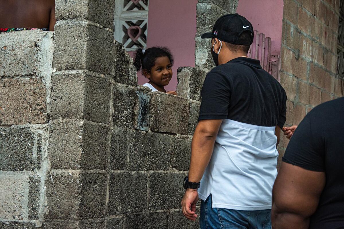 Ayudó a reubicar a una familia que vivía en un puente. Joao Centella, el creador de ‘La Rebeca’ lleva esperanzas  