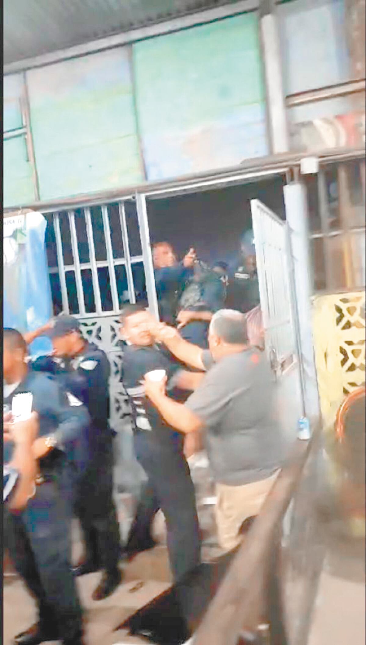 Luego de revulú entre ciudadanos y policías, sancionan a individuo con 500 dólares por venta ilegal de licor en Arraiján