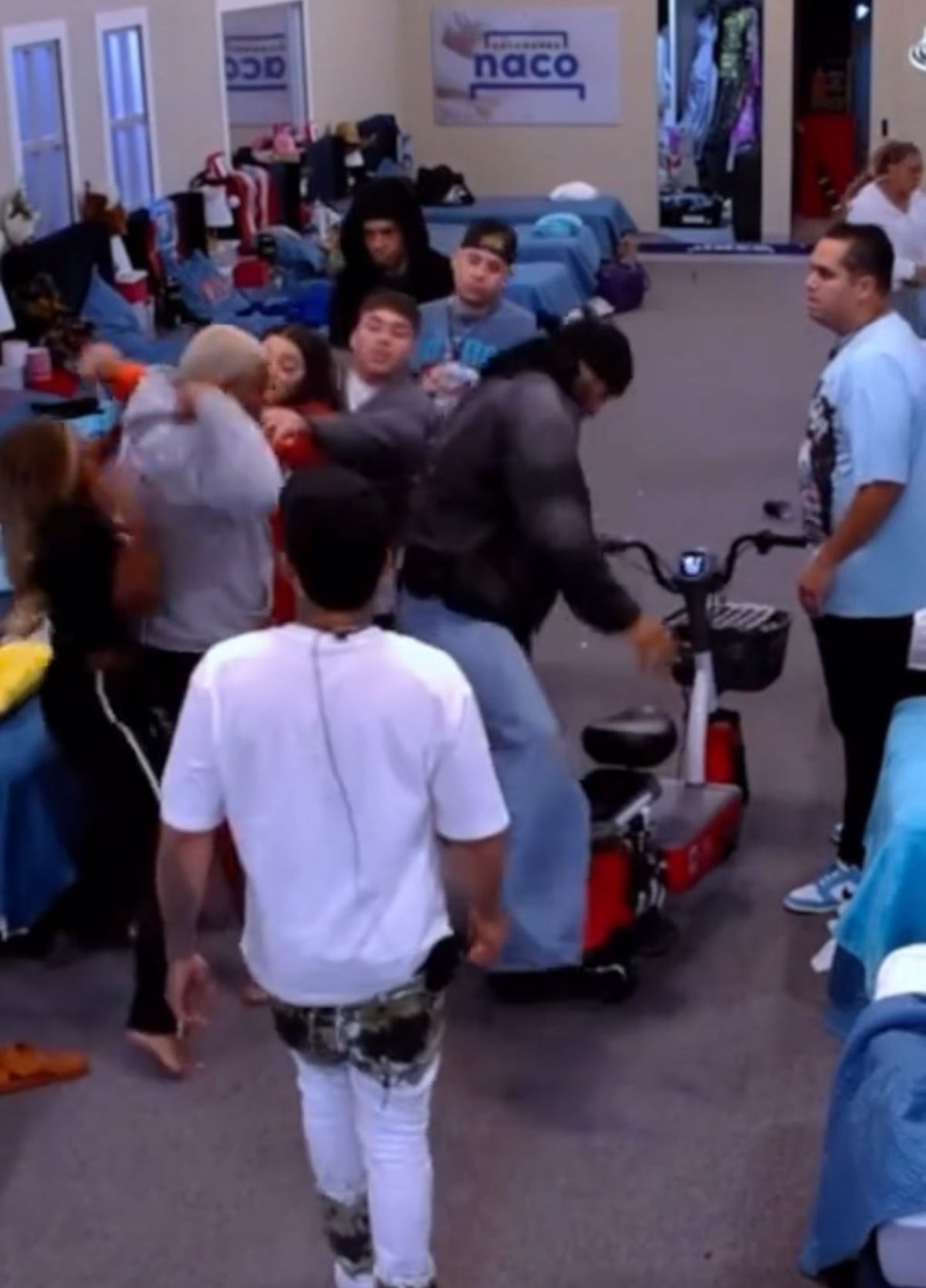 Caos en ‘La Casa de Alofoke 2′: La Fruta intenta separar la pelea y también recibe golpes