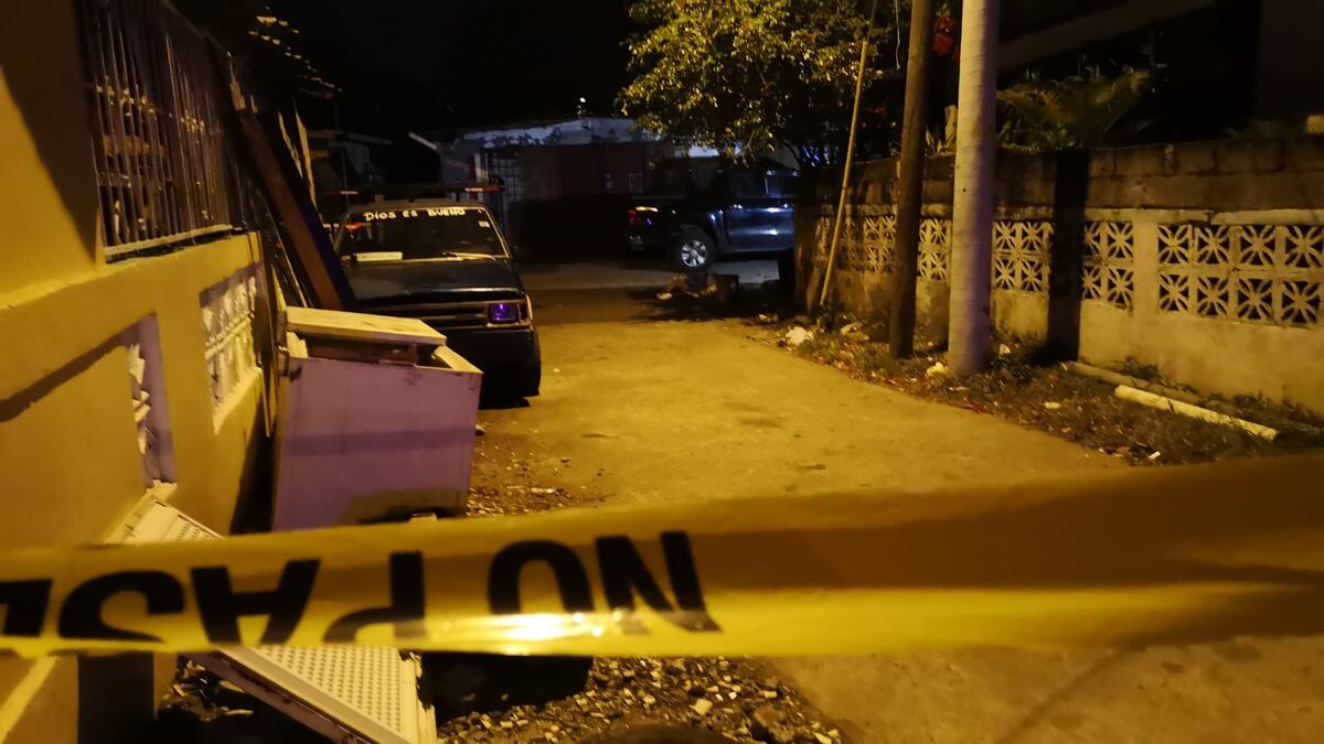 Homicidio en Puente del Rey. Policía encontró dinero en el cuerpo de la víctima y algo más. Video