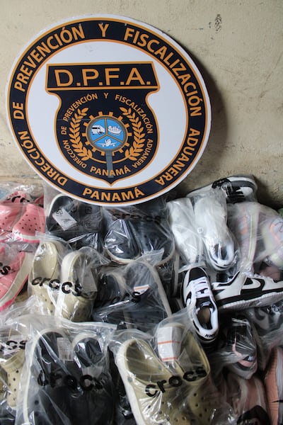 Decomisan mercancía sin documentos: posibles prendas falsificadas y cigarrillos ocultos en Coclé