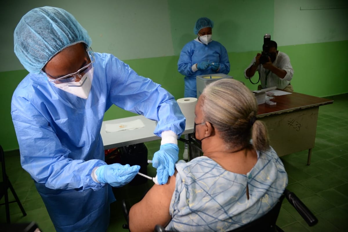 Docentes y embarazadas reciben primera dosis de vacuna Pfizer este lunes. Videos