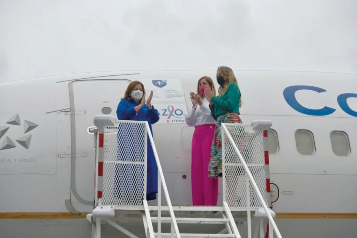 Copa Airlines inaugura con un ‘vuelo rosa’ campaña contra el cáncer