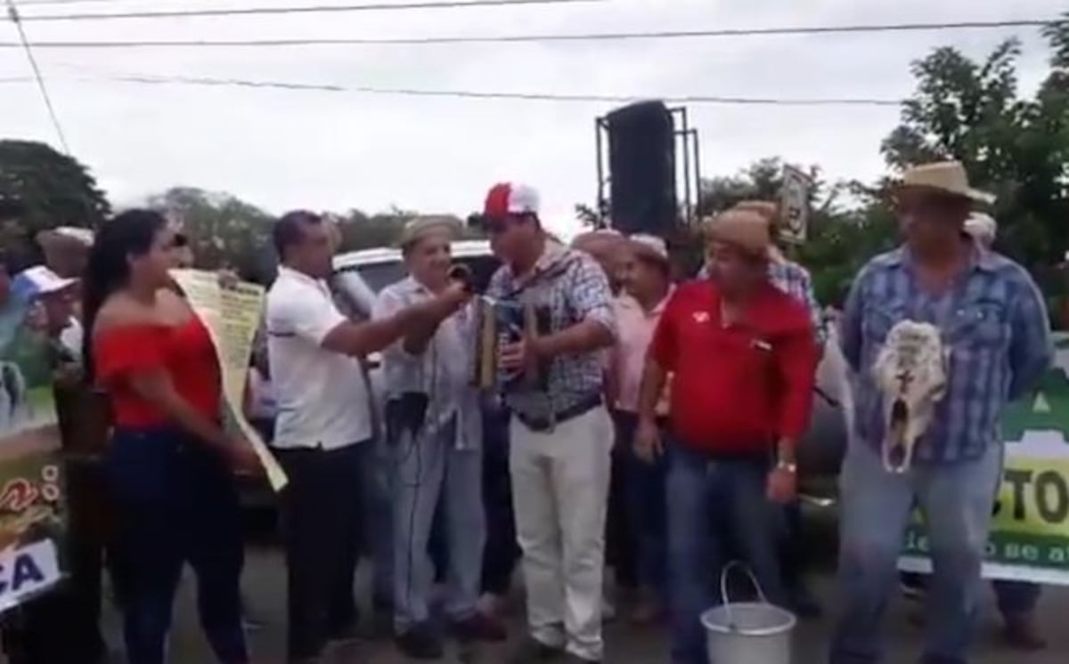 Al ritmo del acordeón, salomas, consignas y pancartas, productores protestan
