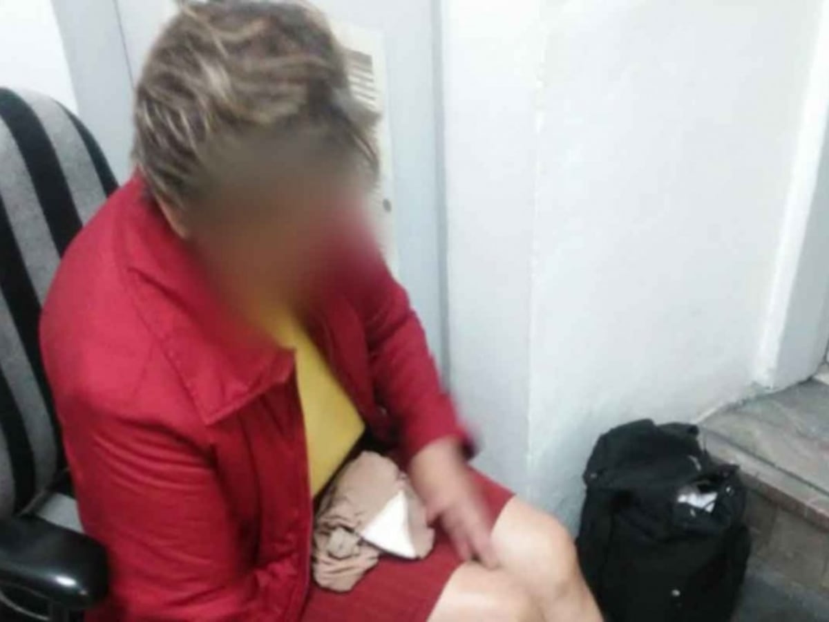 Paraguas provoca corto circuito en el Metro y lesiona a mujer