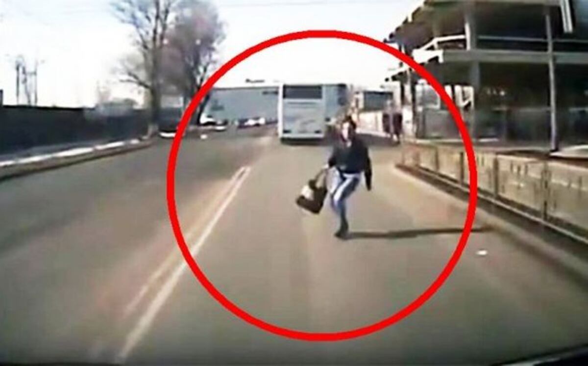 VIDEO| Mujer provoca su atropello para cobrar indemnización en Rusia 