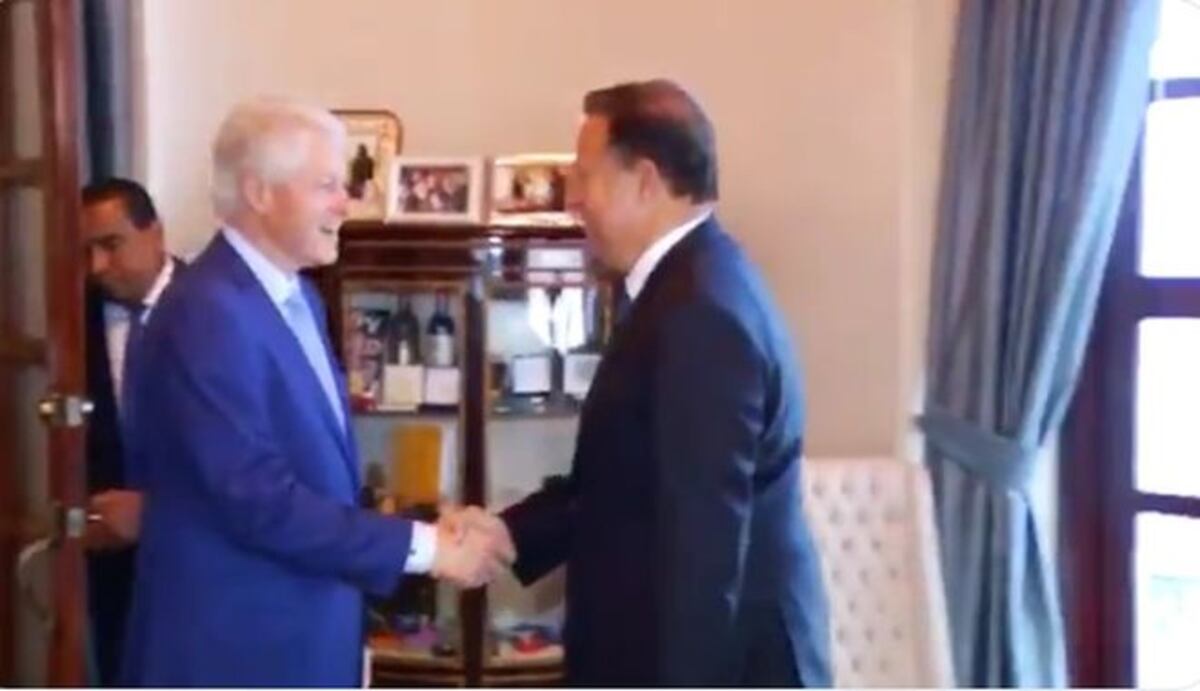 Bill Clinton en Panamá, se toma selfies en el Casco y se reúne con Varela. Video