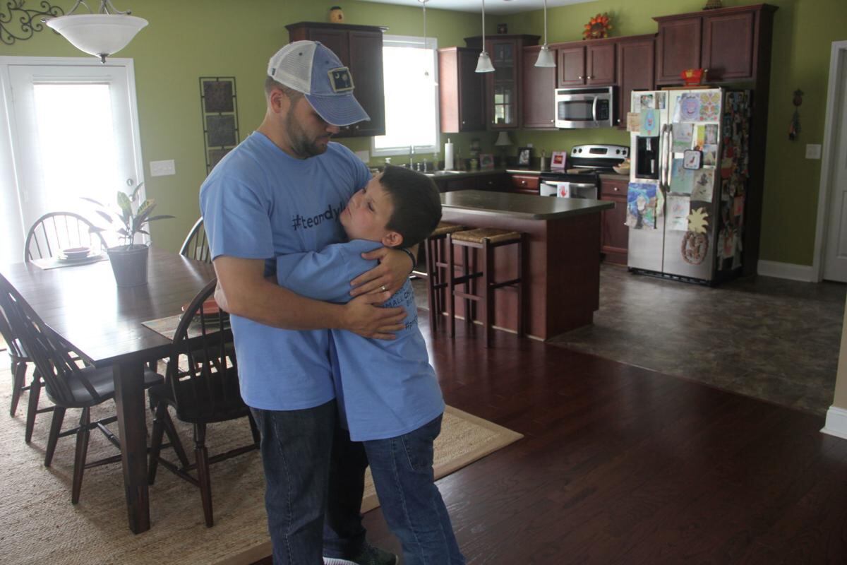 Junta casi seis mil dólares en dos horas para pagar tratamiento de su hermanito