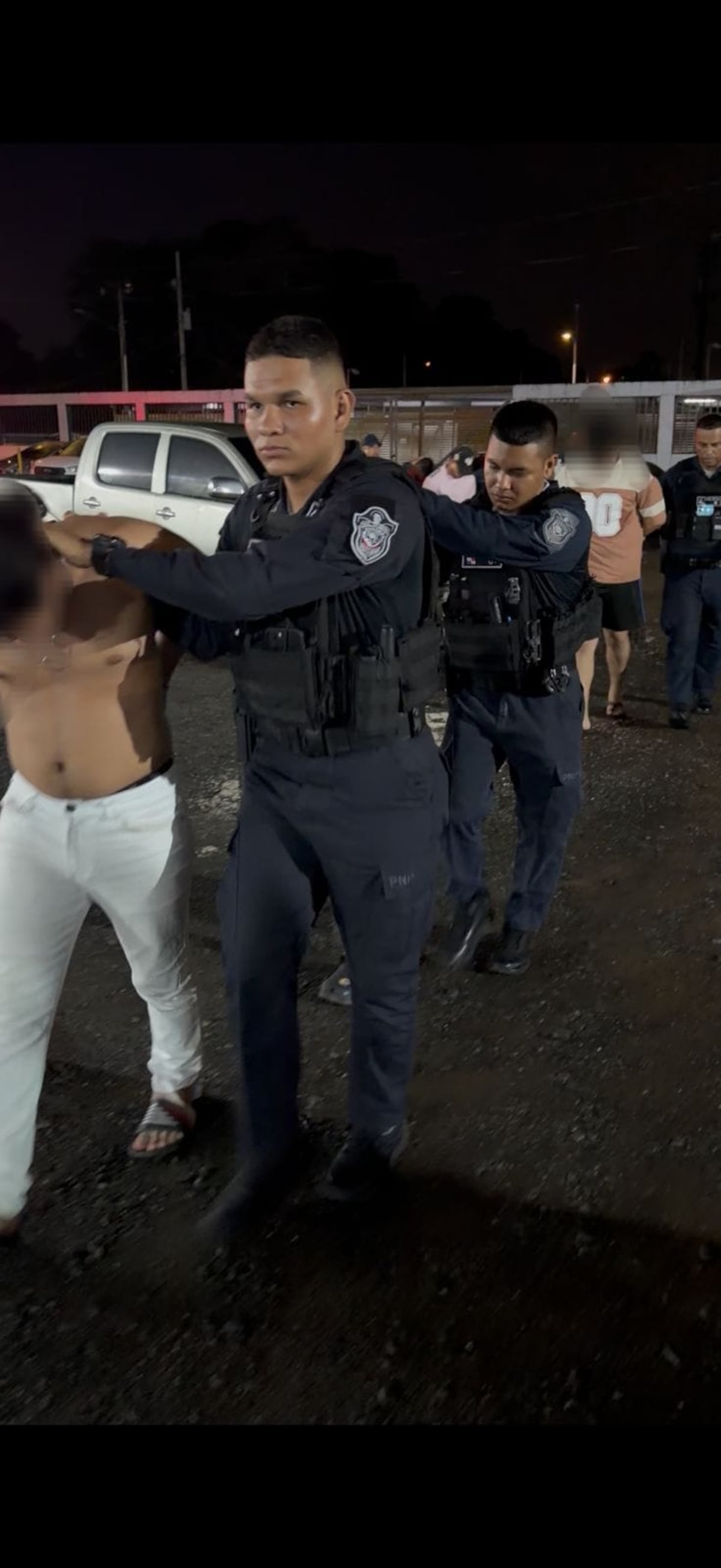Sin piedad, al estilo Bukele. No respetaron el horario y caen en barrida nocturna en San Miguelito: 38 aprehendidos y dos menores retenidos 