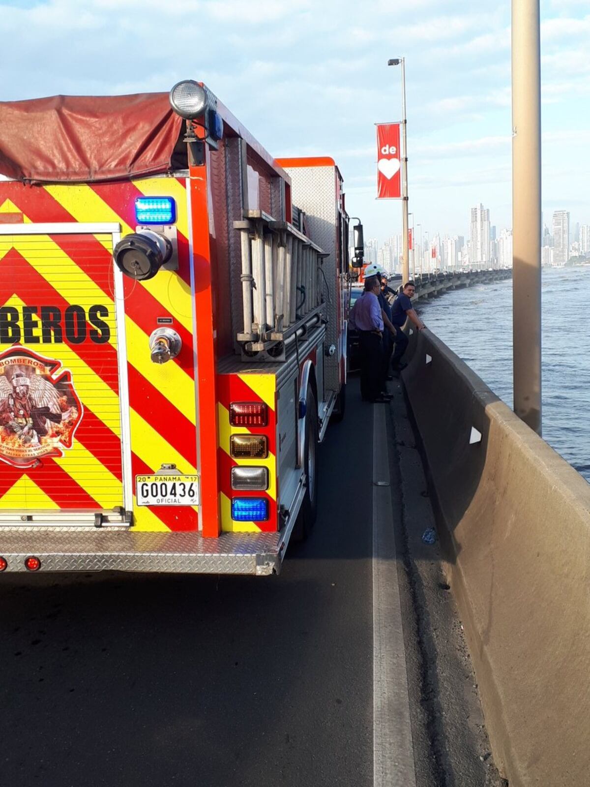 Iba en un taxi por el tramo marino del Corredor Sur y se lanzó a darse un baño